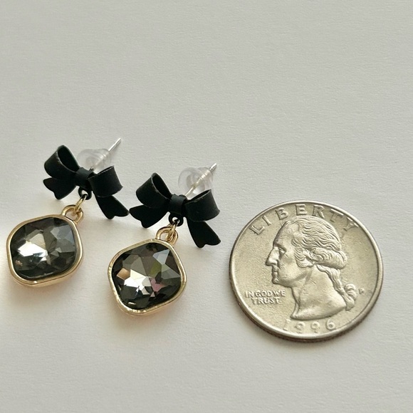 Elegant Black and Gold Bow Earrings - Picture 2 of 4